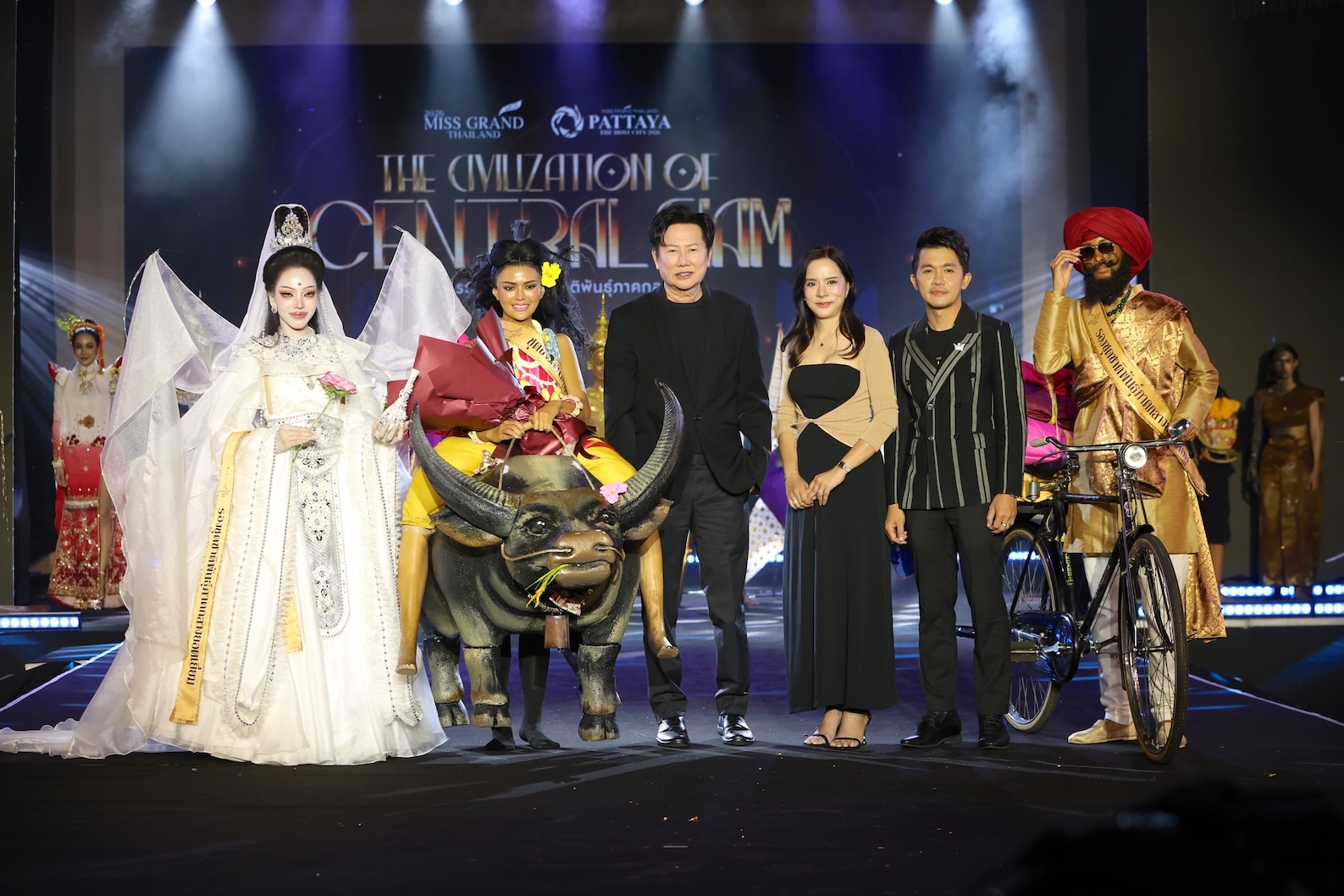 “The Civilization of Central Siam”  “ชาติพันธุ์ภาคกลาง” สาดมนต์ขลัง บนเวที Miss Grand Thailand 2026  ประเพณีวิ่งควาย “เกียรติศักดิ์แห่งทุ่งบางพระ” มิสแกรนด์นครพนม คว้ารางวัลยอดเยี่ยม