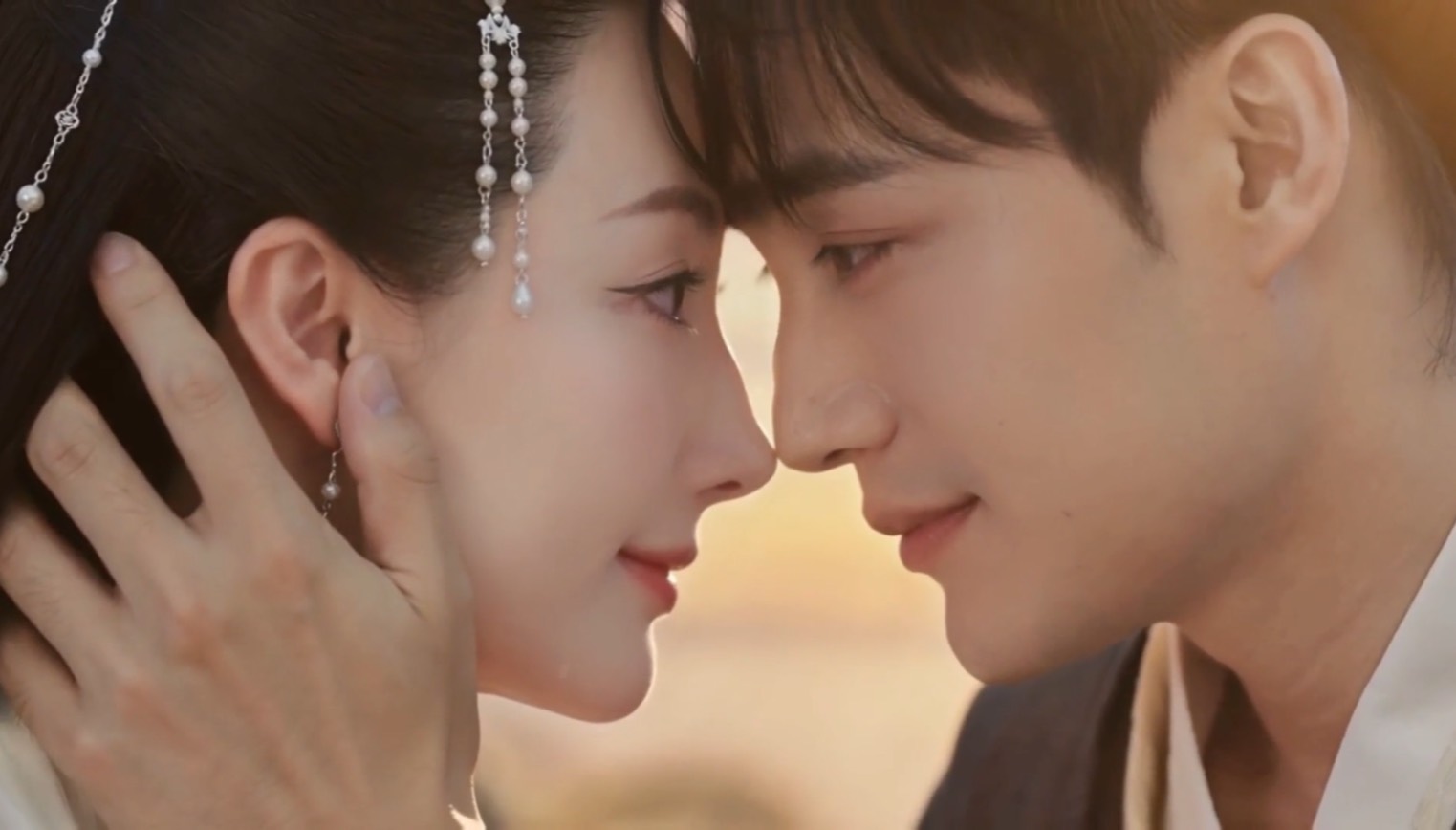 “เตชินท์” คัมแบ็คในรอบ  13 ปี ส่งซิงเกิลใหม่ “มีอะไรต้องรู้ไหม?”  ดึงภรรยาสาว “หยวน ชยุติ” สวมบทนางเอก MV