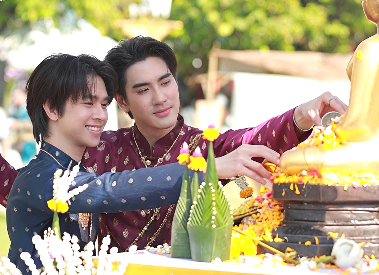 หล่อสร้างเรื่อง!! “ปีเตอร์แพน-ฟลุ้ค” สง่างามในชุดไทย  พาสรงน้ำพระสืบสานประเพณีไทย ตอกย้ำ Soft Power สุดปัง