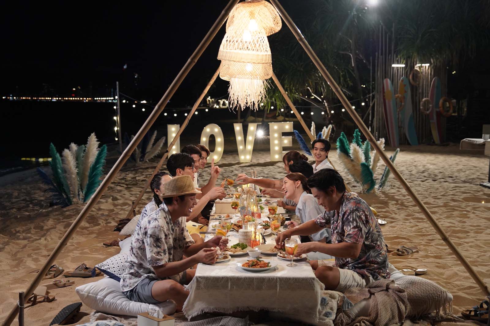 "กองทัพ พีค" คลั่งรักจัดหนัก คุกเข่าขอ "เก๋ไก๋" แต่งงานริมหาด  ก๊วนเพื่อนร่วมยินดี ใน "ก็รักมันปักใจ (Money, My Love)"