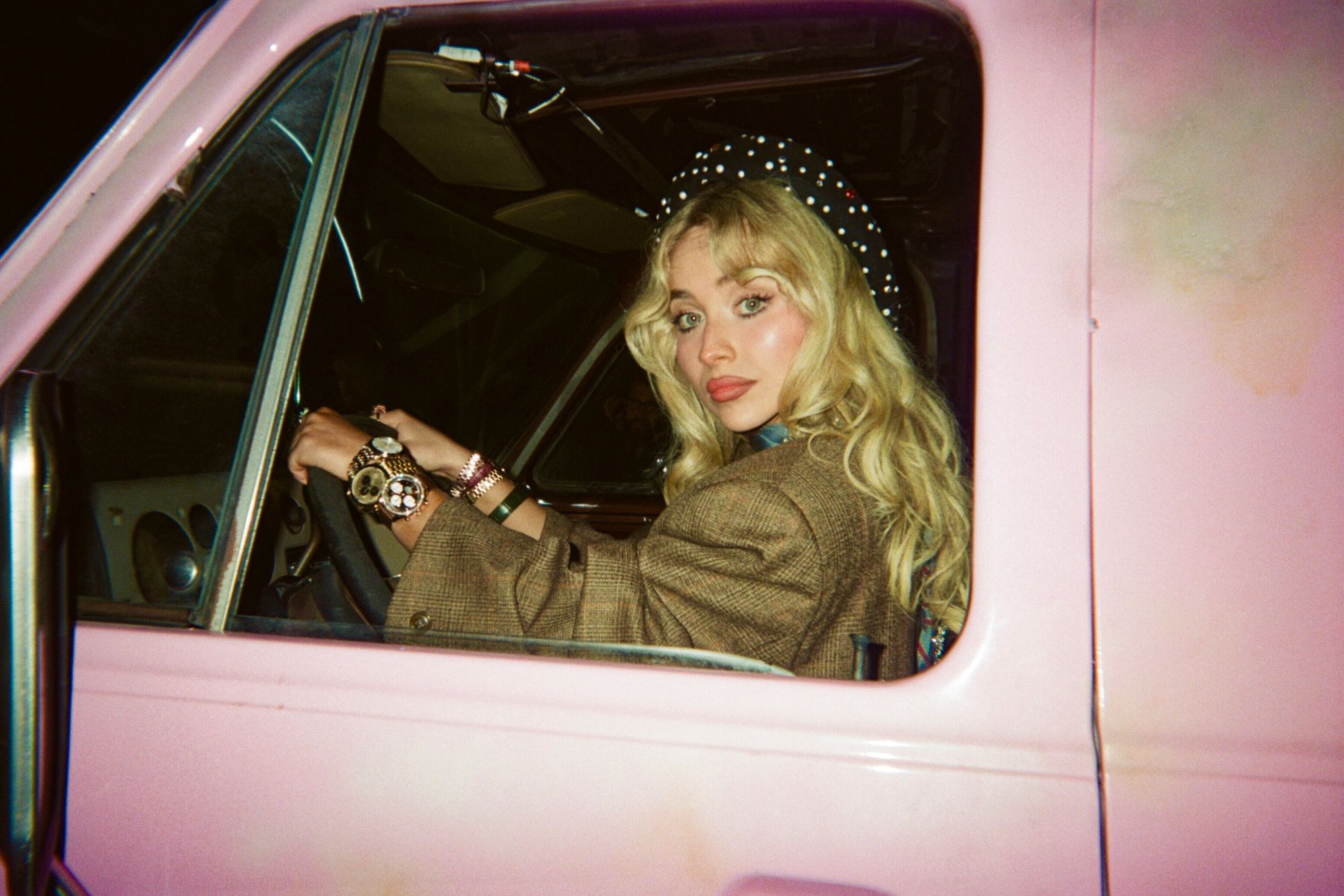 Sabrina Carpenter ปล่อยเอ็มวี “House Tour” ชวนแก๊งเพื่อนสาวสวยแสนซนถล่มคฤหาสน์หรู อุ่นเครื่องก่อนจัดเต็มกับโชว์สุดพิเศษใน Coachella สุดสัปดาห์นี้