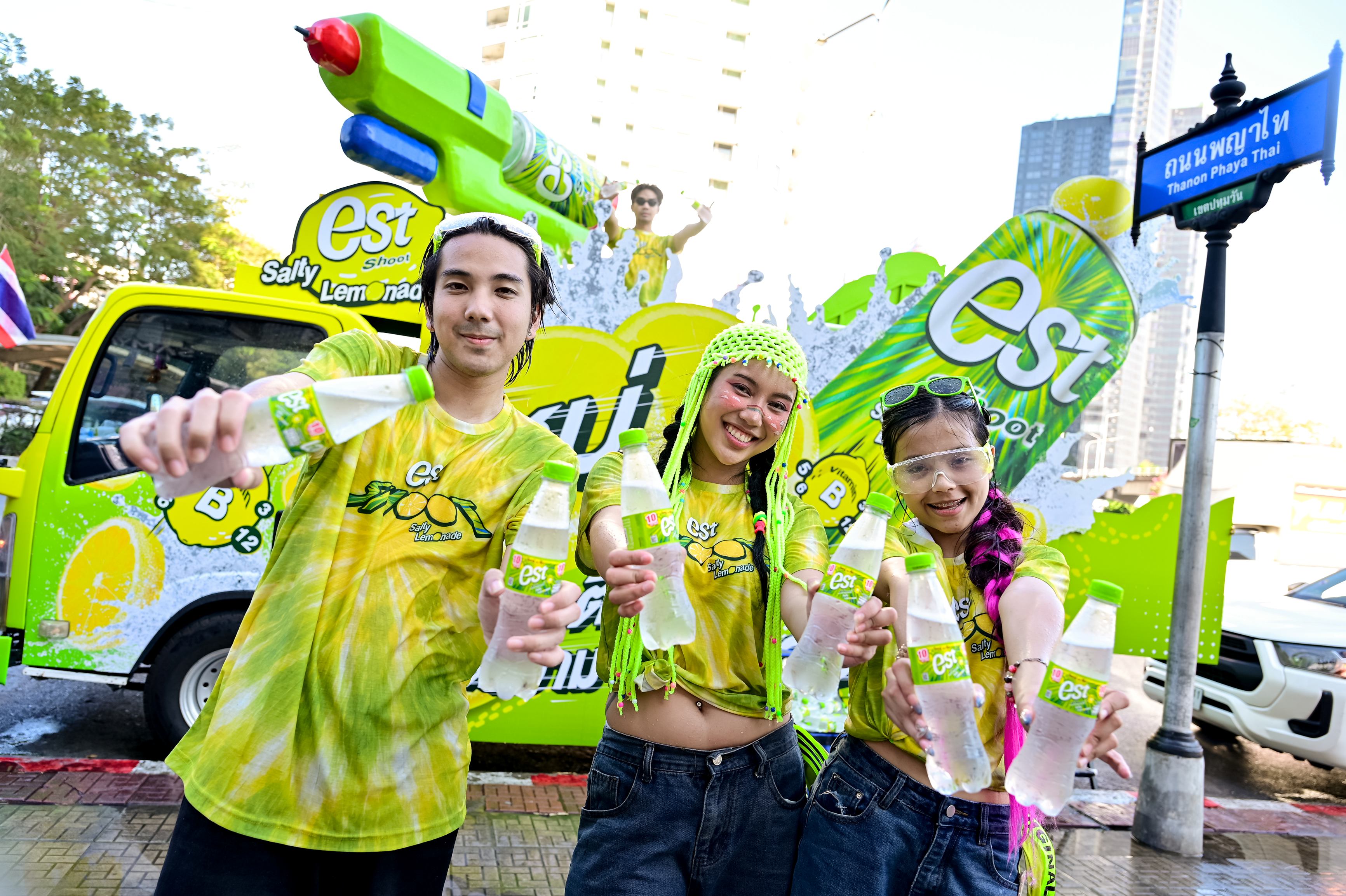 สาดความซ่ากระหึ่มทั่วประเทศ! “เอส” เปิดตัว “est Shoot Salty Lemonade”  ยึดแลนด์มาร์คสาดน้ำทั่วไทย บูสทะลุกราฟให้ฉ่ำช่วงสงกรานต์