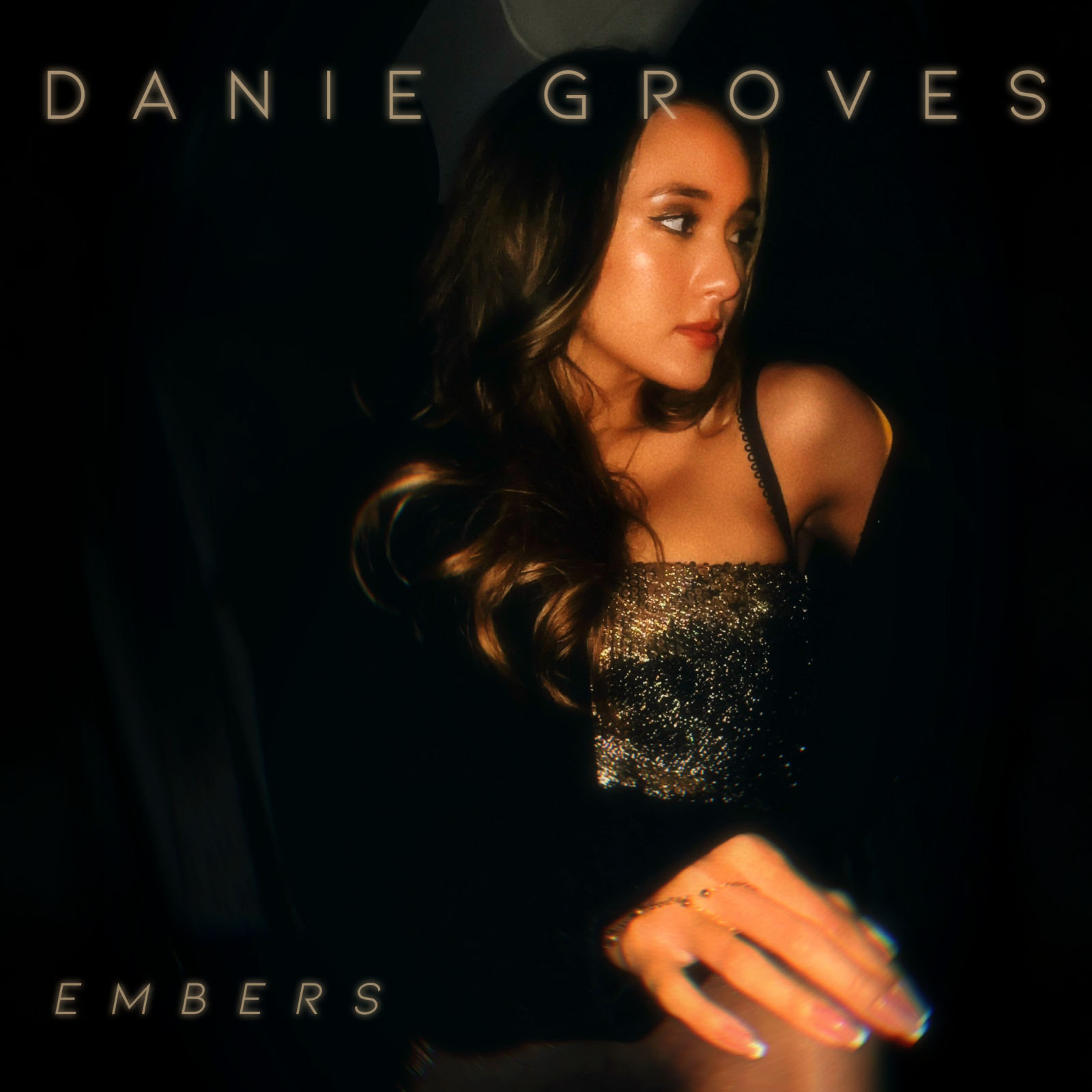 “ดานี่ โกรฟส์” (Danie Groves) เปิดตัวในฐานะศิลปินเต็มตัว  ส่งซิงเกิ้ล R&B กลิ่นอายลอนดอน “EMBERS” ถ่ายทอดความรักที่ต้องปล่อยมือ