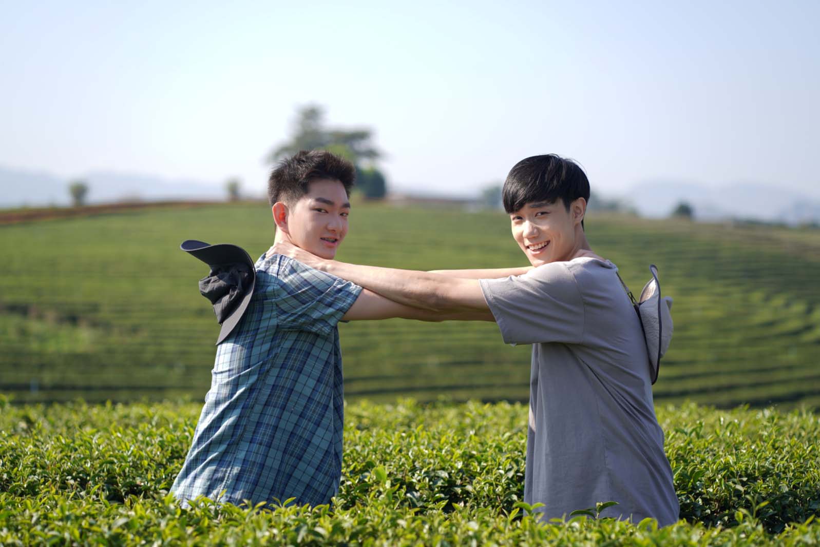 เปิดวาร์ปสองหนุ่มเคมีดี๊ดี “ซีซ่าร์ ภูดิส - ดีเฟย ชาน”  จากซีรีส์ “เรียกแด๊ดสิธาร (Your Dear Daddy)” น่ารักน่าหยิกจนใจเจ็บ!
