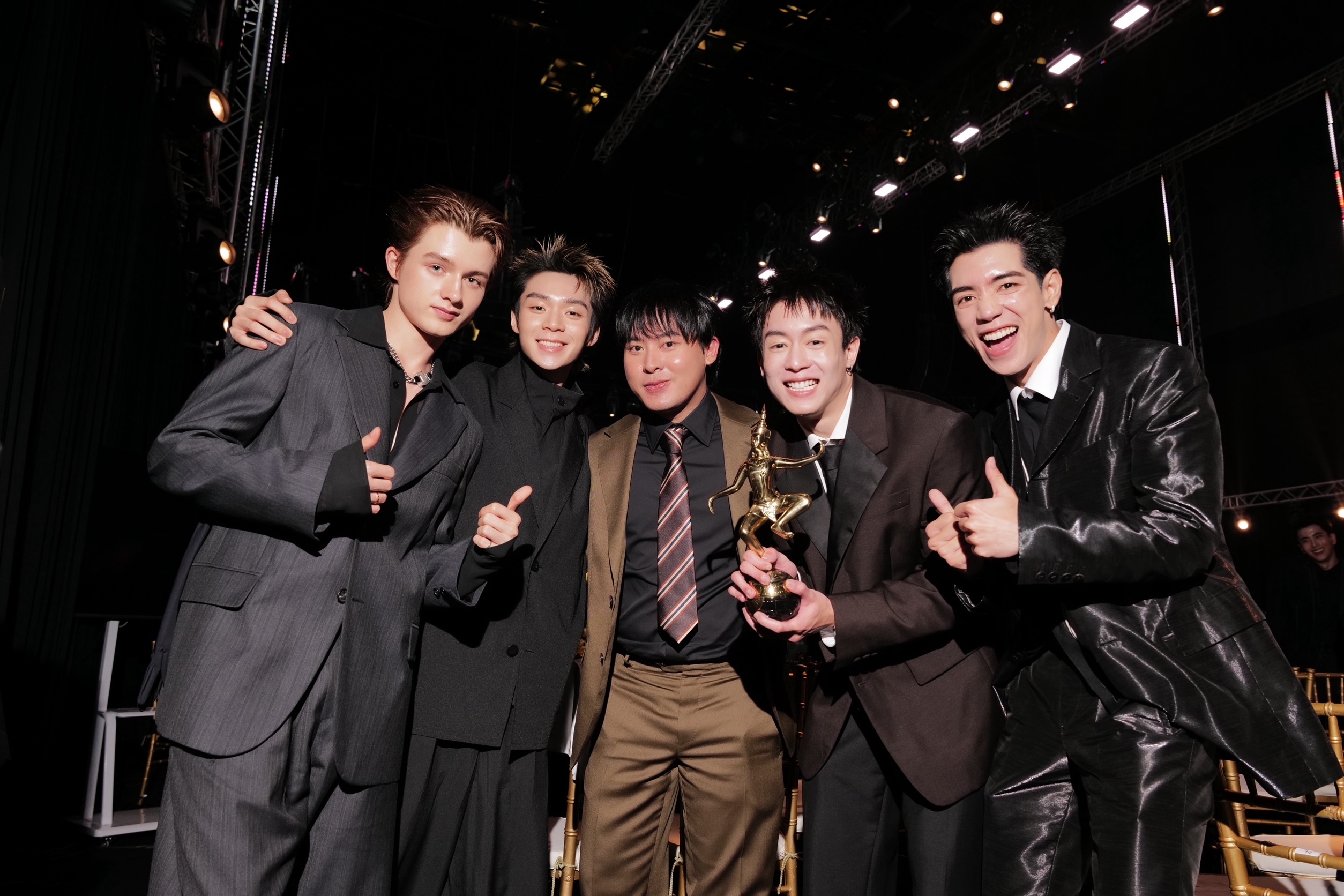 ฮิตข้ามปี! iQIYI พา ‘GELBOYS สถานะกั๊กใจ’ คว้านาฏราช ครั้งที่ 17   ‘นิว ชยภัค’ เป็นปลื้ม ‘เลิกกั๊กแล้วรักก่อน’ ครองเพลงยอดเยี่ยม เตรียมฟินต่อ Season 2 ปีนี้