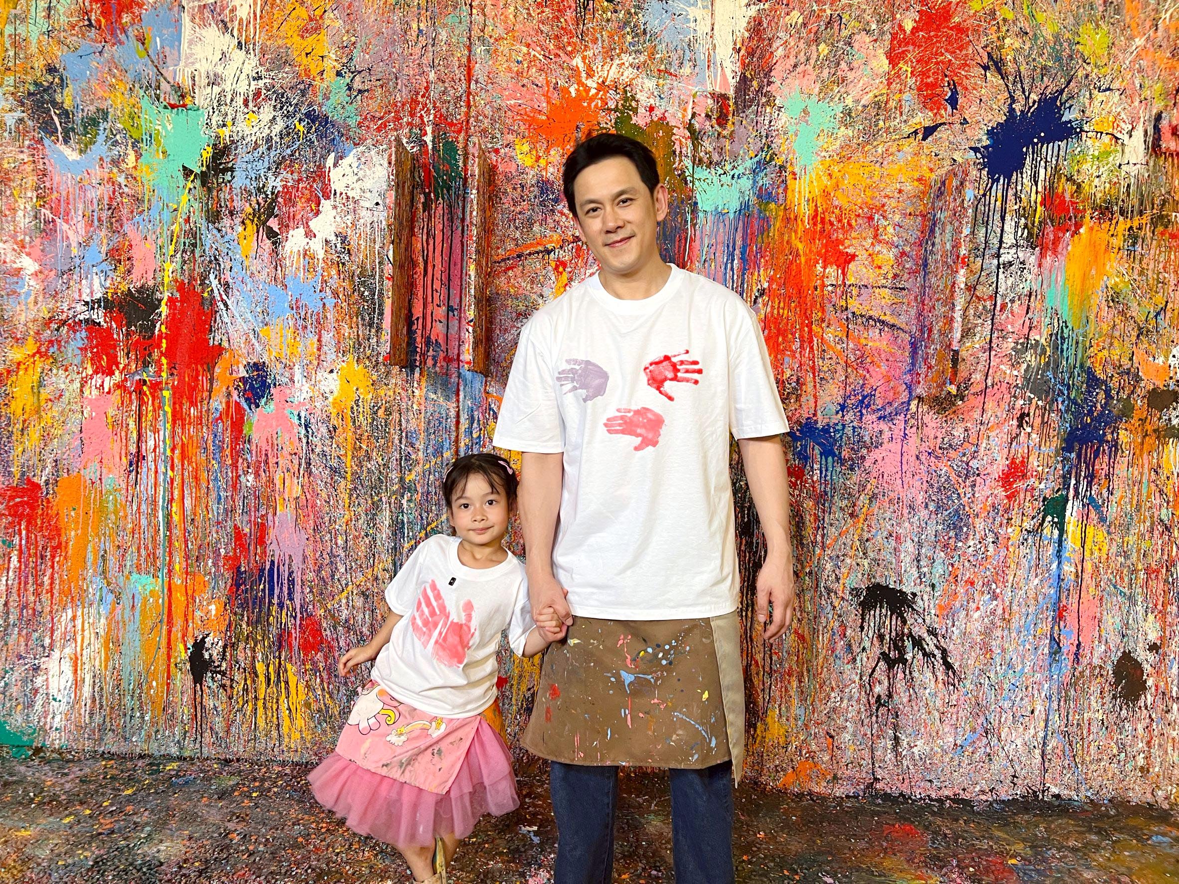 “ฟลุค&นาตาชา” สร้างงานศิลป์ชิ้นเดียวในโลก  คู่พ่อลูกเดือดจัด!! สาดสีป้ายสีกันยับ