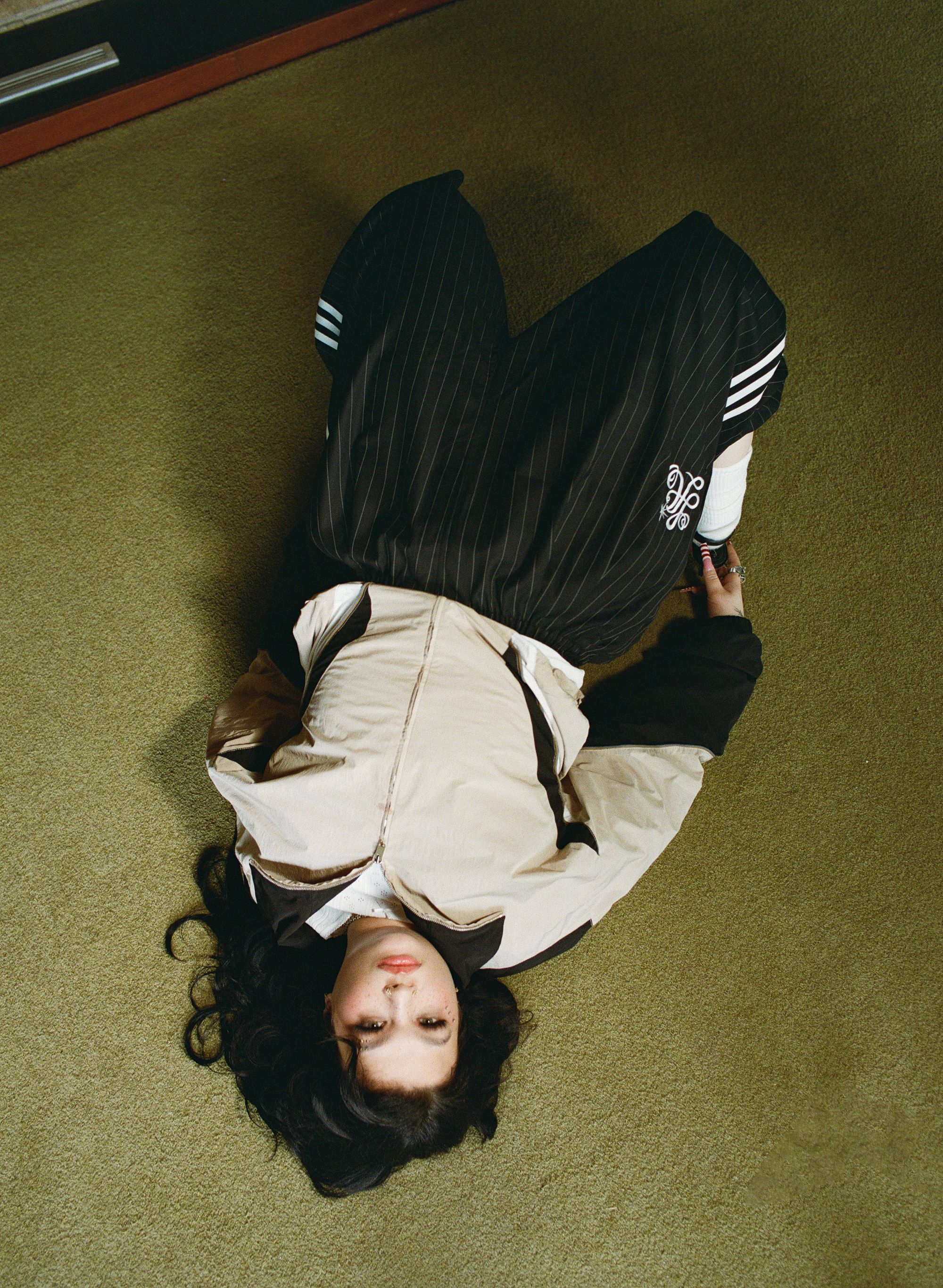 Lola Young ส่งเพลงใหม่ “From Down Here” ถ่ายทอดอารมณ์สุดเข้มข้น สานต่อความปังของ “Messy” เพลงไวรัลยอดสตรีมทะลุพันล้าน