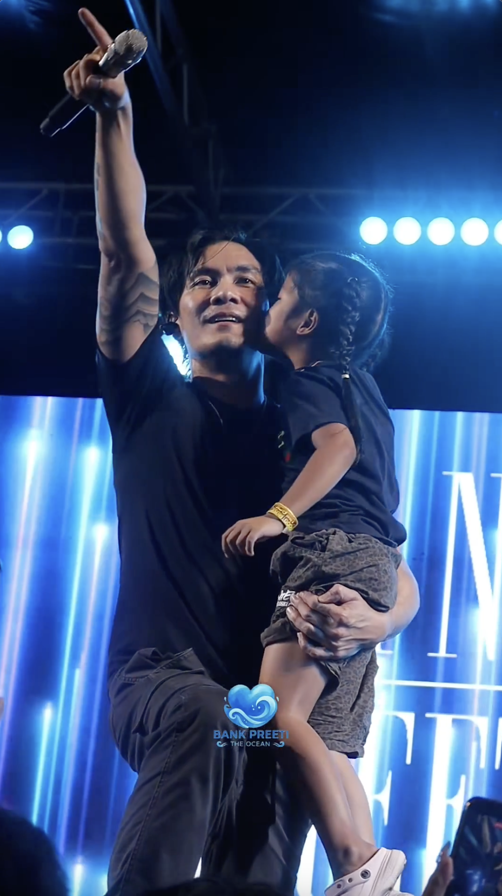 ดิโอเชี่ยนตัวน้อยขโมยหอมแก้ม “แบงค์ ปรีติ” กลางคอนเสิร์ต ศิลปินเสียอาการ แฟนๆ แซวสนั่น “เกิดทีหลังแซงคิว”
