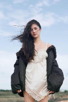 Violette Wautier ถ่ายทอดช่วงเวลาของการตั้งคำถามกับชีวิตว่า ‘ควรไปต่อหรือพอแค่นี้’ ผ่านซิงเกิลใหม่ “give up, give in” เพลงที่โอบกอดอารมณ์เปราะบางของทุกคนอย่างเข้าใจ