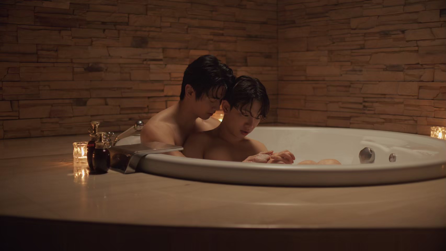 ขยับเลเวลความฮอต! "ฟลุ๊ค ภูสิษฐ์" จับมือ "แสงเหนือ" สาดเคมีสุดแซ่บเสิร์ฟเลิฟซีนร้อนแรง ในซีรีส์ “เรียกแด๊ดสิธาร (Your Dear Daddy)”