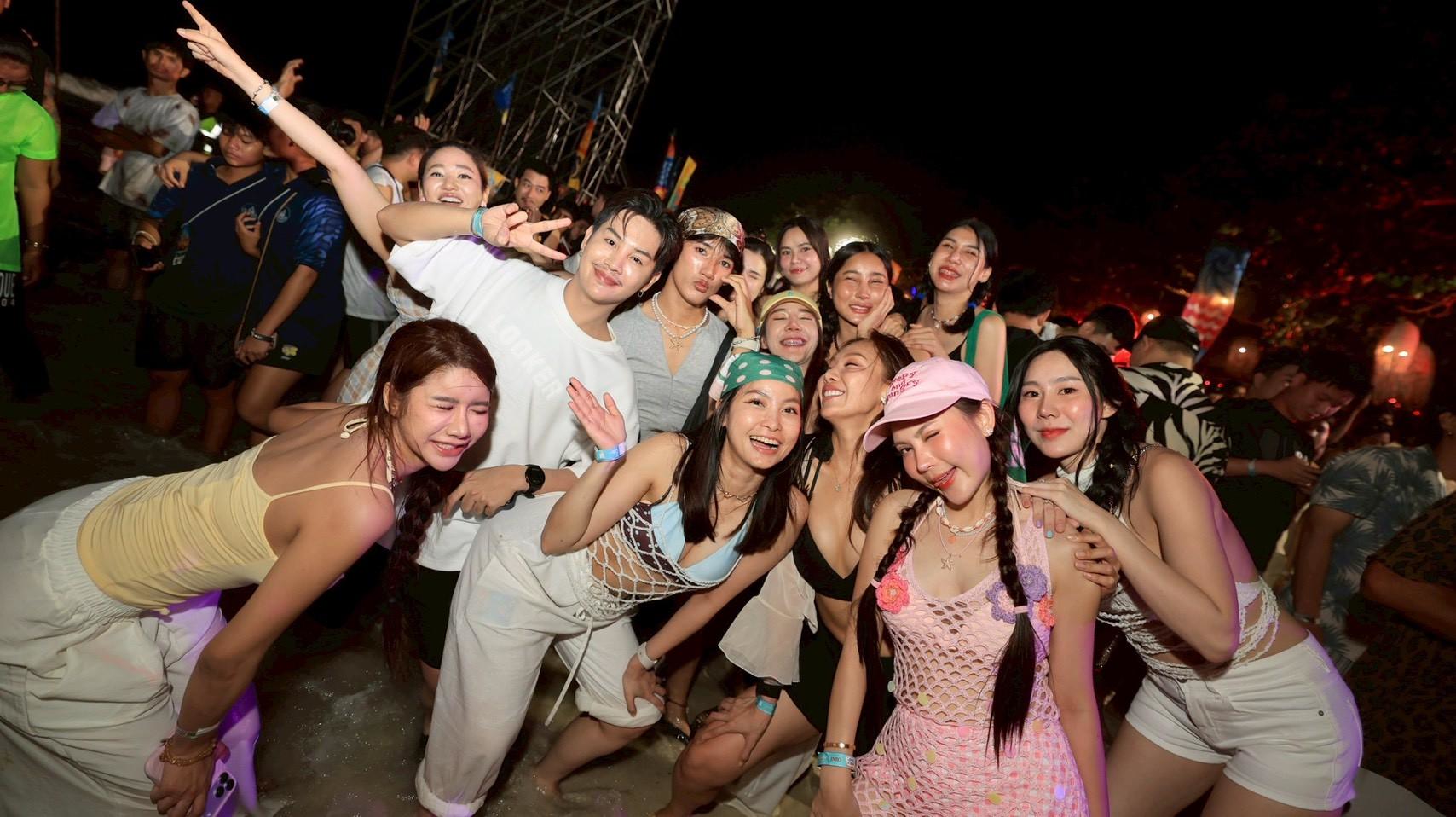 สาดความฟินอินเกาะเสม็ด! ประมวลภาพความสนุก JINRO Presents “SAMED IN LOVE 11” รูดม่านปิดฉากสุดปัง สาดพลังร็อก-แร็ป-หมอลำ ครบจบในงานเดียว
