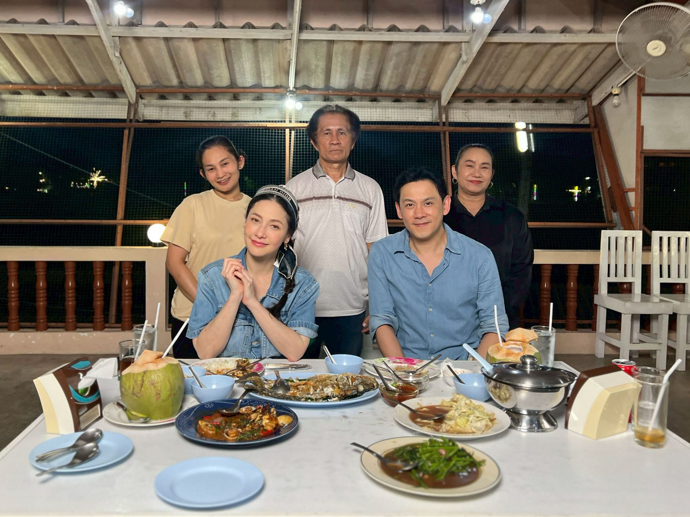 “ฟลุค&ลี” ตะลุยกินหัวหินสตรีตยันซีฟู้ด  คิวช็อก! ไปร้านเปิดมีสิทธิ์อดกิน