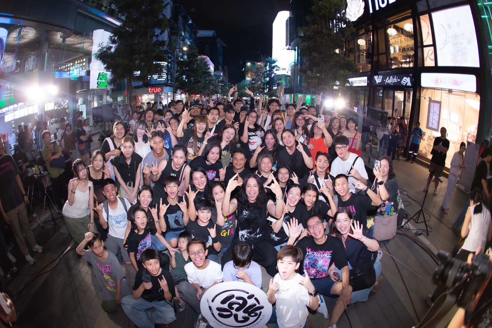 สานฝันที่รอมานาน! ยอด บอดี้สแลม เล่นดนตรีเปิดหมวกกลางสยาม แฟนคลับทุกเจนร่วมแจม