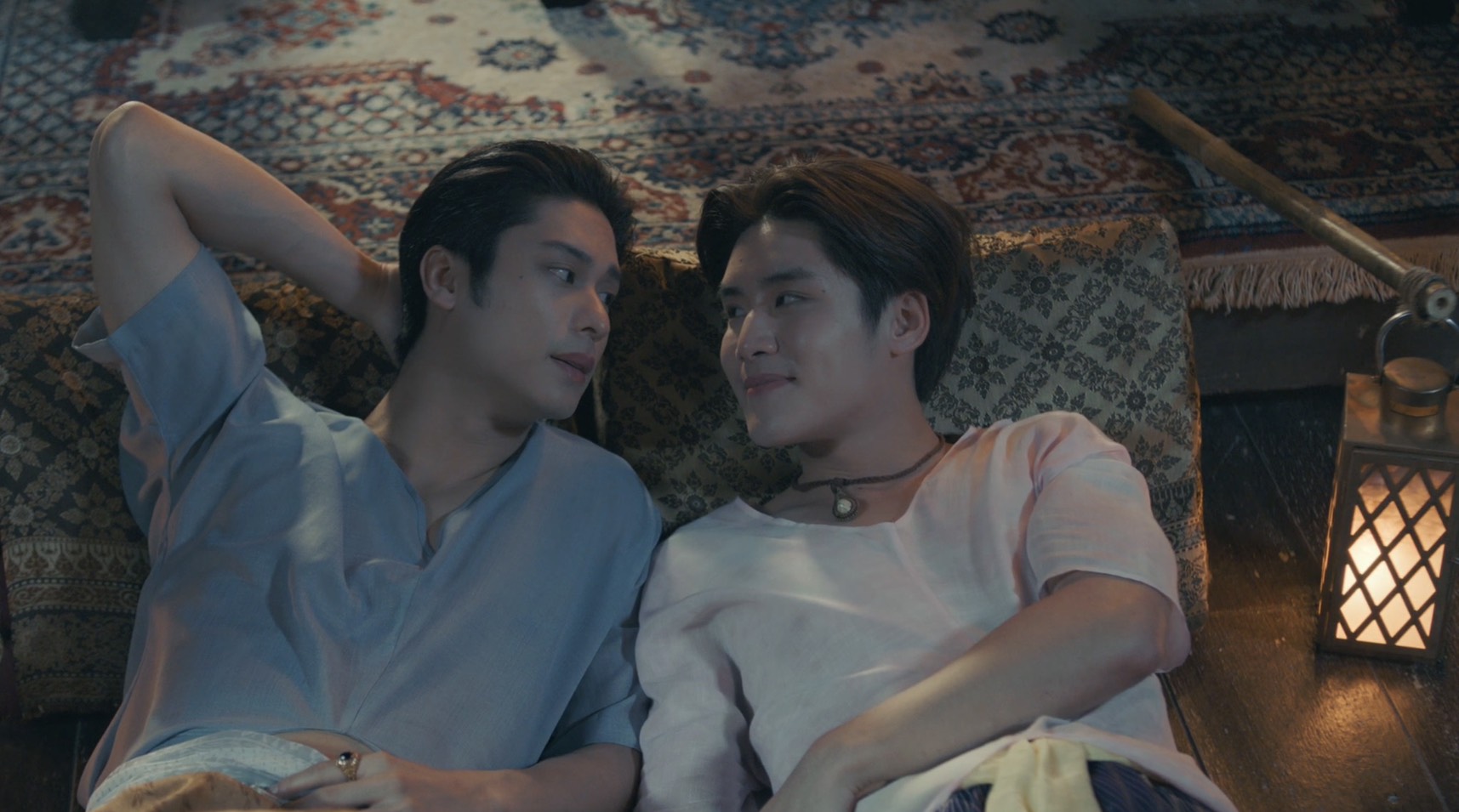 อยุธยาแตก… “เล้ง” ทำ “ทุเรียนทอด” มัดใจ “เชฟป้อม” ได้ใจ “ออกัส” เต็มๆ  ตกดึกหามกันเข้าห้องปล่อยเคมีปีศาจสวีทเยิ้ม !ในซีรีส์ “บุพเพสันนิวาส” คืน 28 ก.ค.นี้