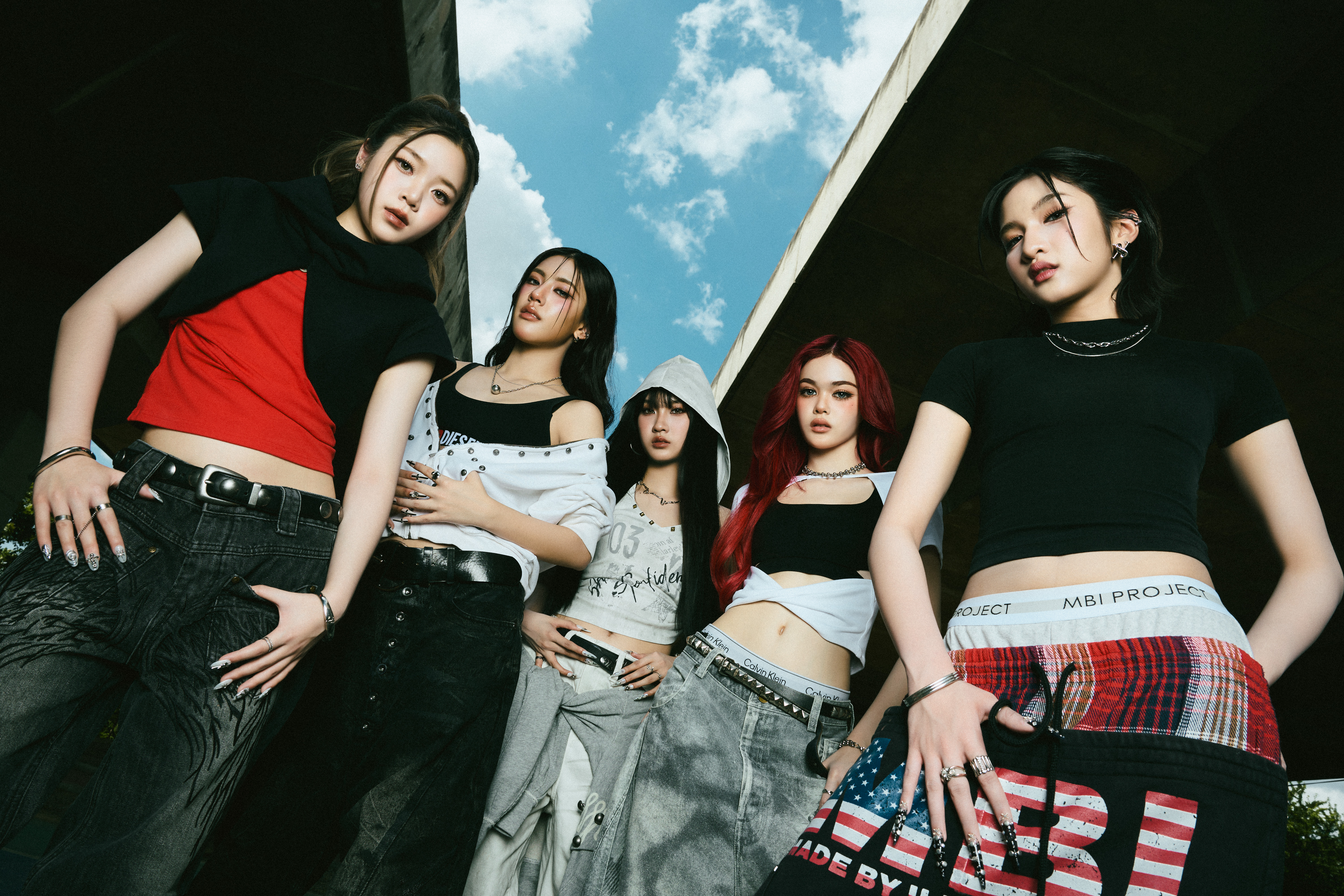 เดบิวต์แล้ว! 5 สาว “TACE” ก้าวสู่ศิลปินอย่างเต็มตัว เปิดตัวซิงเกิลแรก “Mask On” บนเดบิวต์สเตจสุดอลังการ เสิร์ฟเพอร์ฟอร์แมนซ์สะกดทุกสายตา