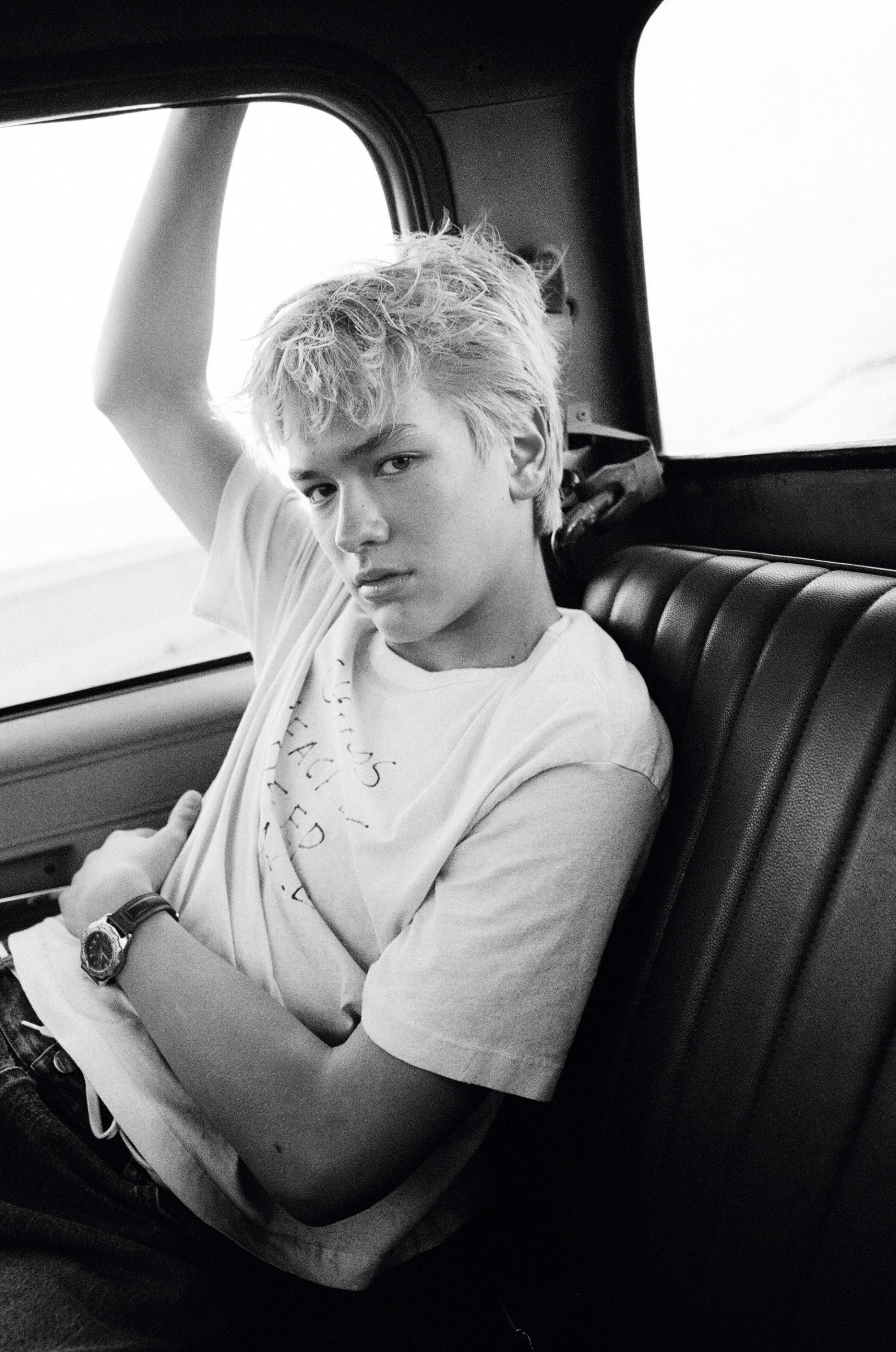 Hudson Stone ศิลปินดาวรุ่งมาแรงจาก Hollywood Records ปล่อยซิงเกิลเดบิวต์ “Overthinker” โดนใจคนคิดมาก ที่เมื่อตกหลุมรัก ก็ยอมปล่อยให้หัวใจนำทางไปได้ง่าย ๆ