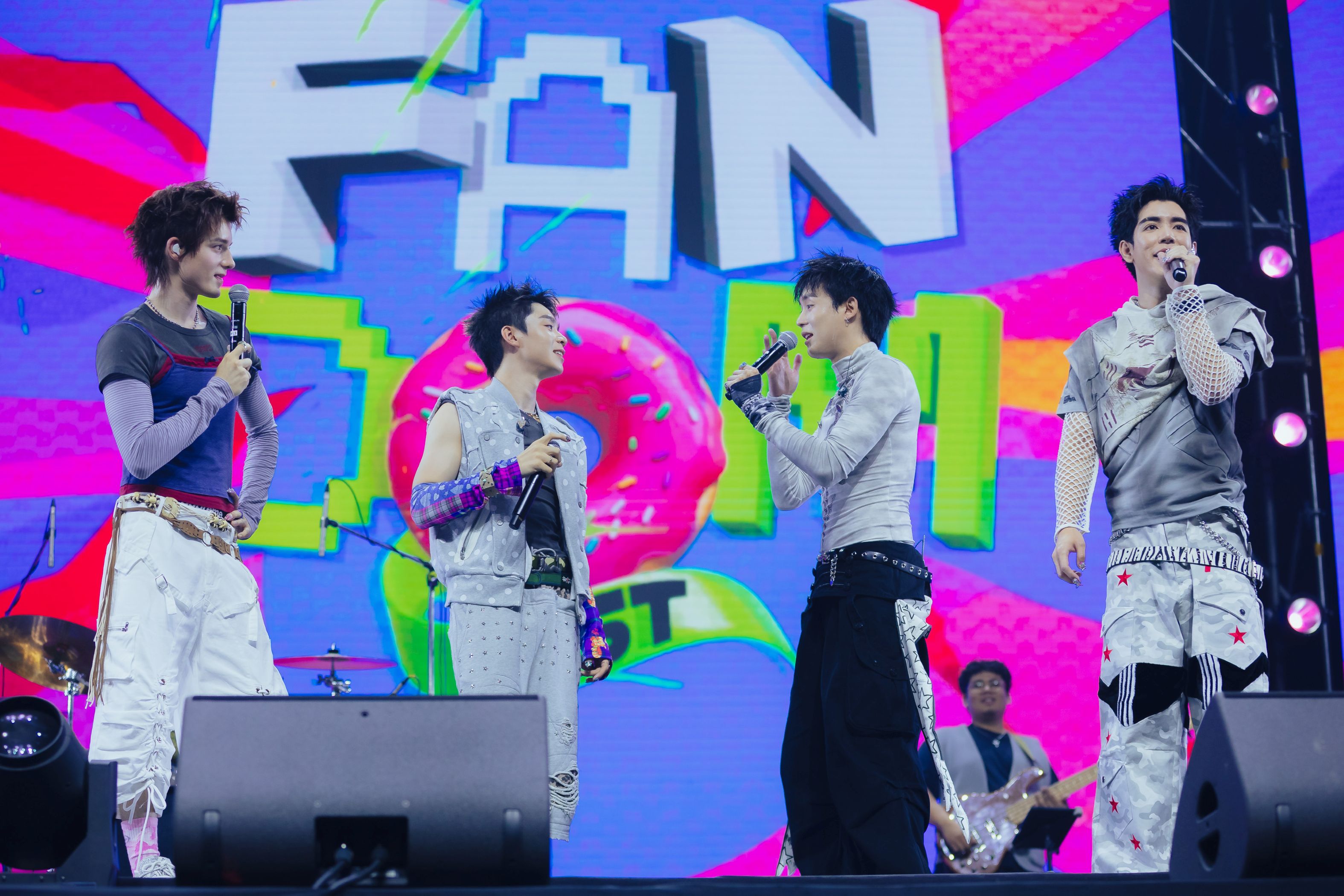 เปิดจักรวาลแฟนด้อมสุดยิ่งใหญ่! “FANDOM FEST” รวมพลัง T-POP  PROXIE - ZEE-NUNEW - GELBOYS - BUTTERBEAR - PUN เสิร์ฟโชว์สุดพิเศษเต็มอิ่มทุกด้อม