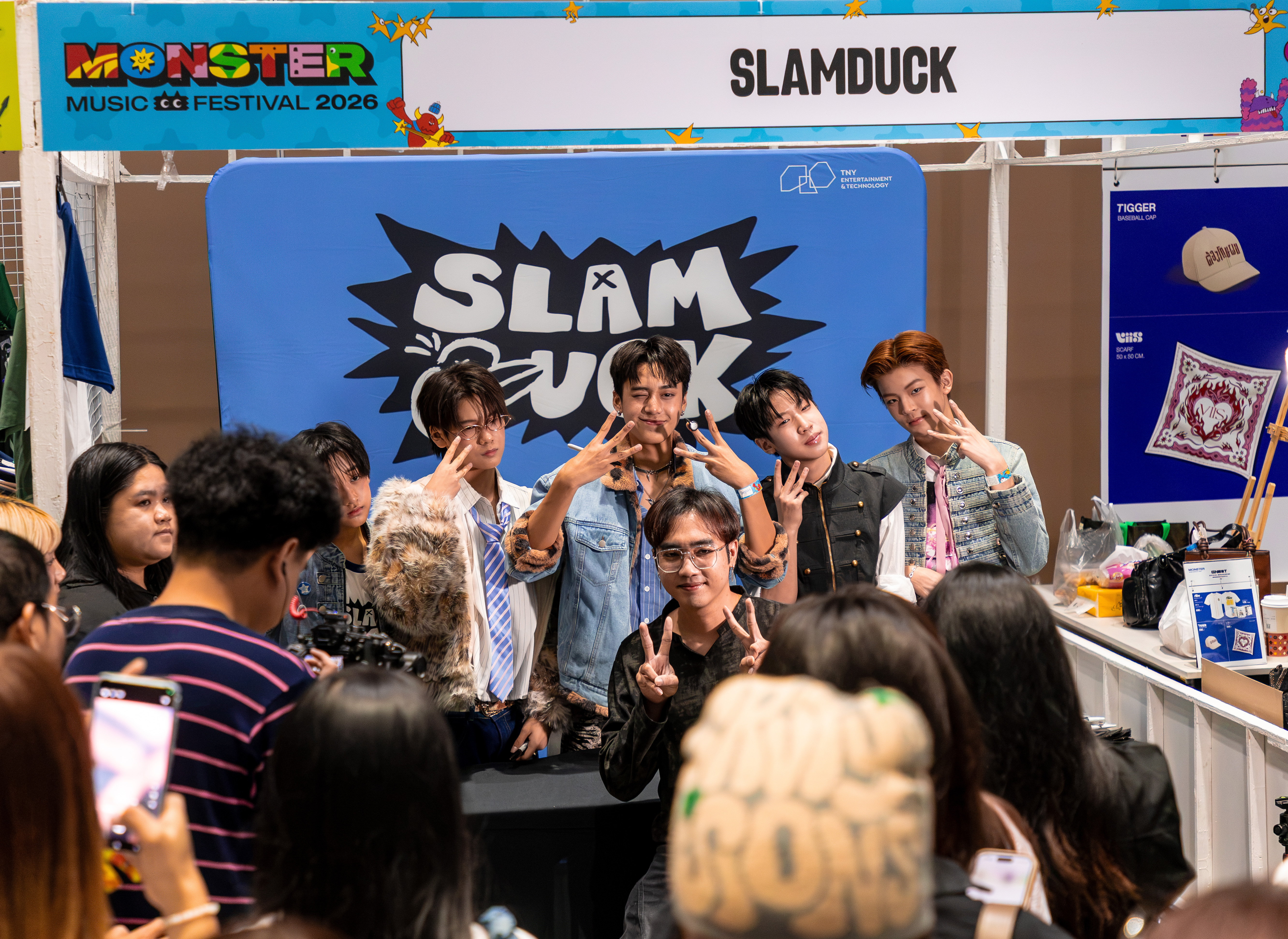ยังไม่เดบิวต์ก็ไวรัลแล้ว! “SlamDuck” วงเด็กเบียวที่สุดในประเทศ ปล่อยของกลางเวที Monster Music Festival ตกแฟนใหม่จนบูทแทบแตก
