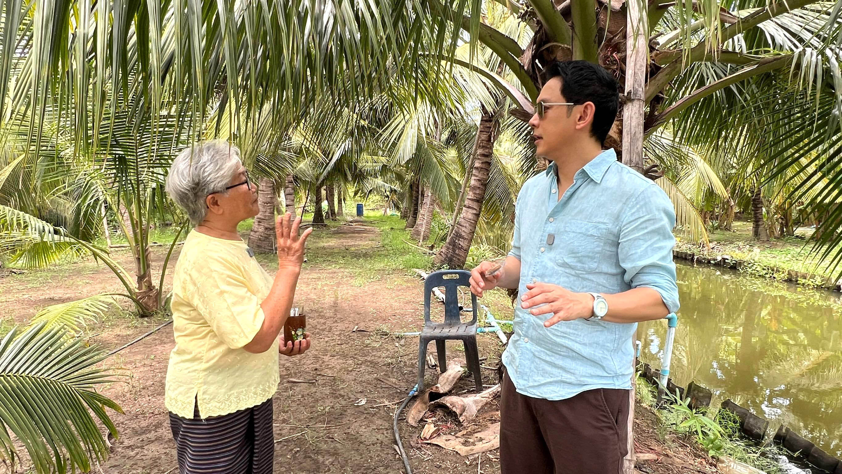 “ฟลุค” ตามหาของแรร์ซ่อนตัวในสวน  ลิ้มรสน้ำช่อดอกมะพร้าวสดๆ จากต้น