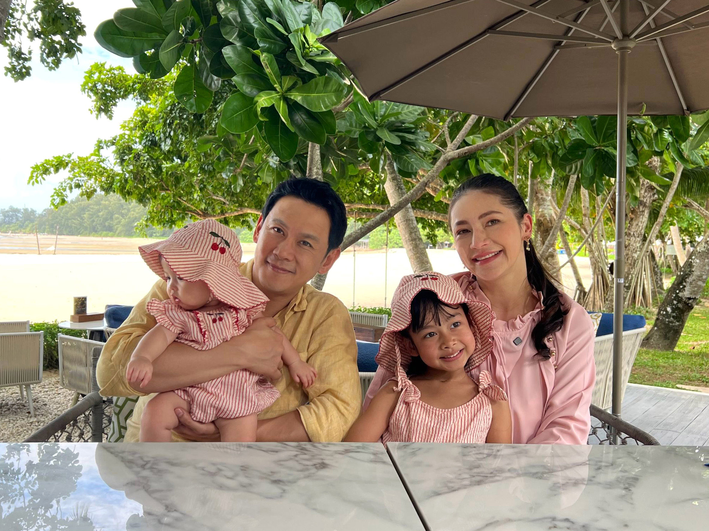 2 สาวน้อย “นาตาชา&นาลียา” เช็กอินทะเลภูเก็ต “ฟลุค&ลี” ลองทีเด็ด “แกงส้มทุเรียน”