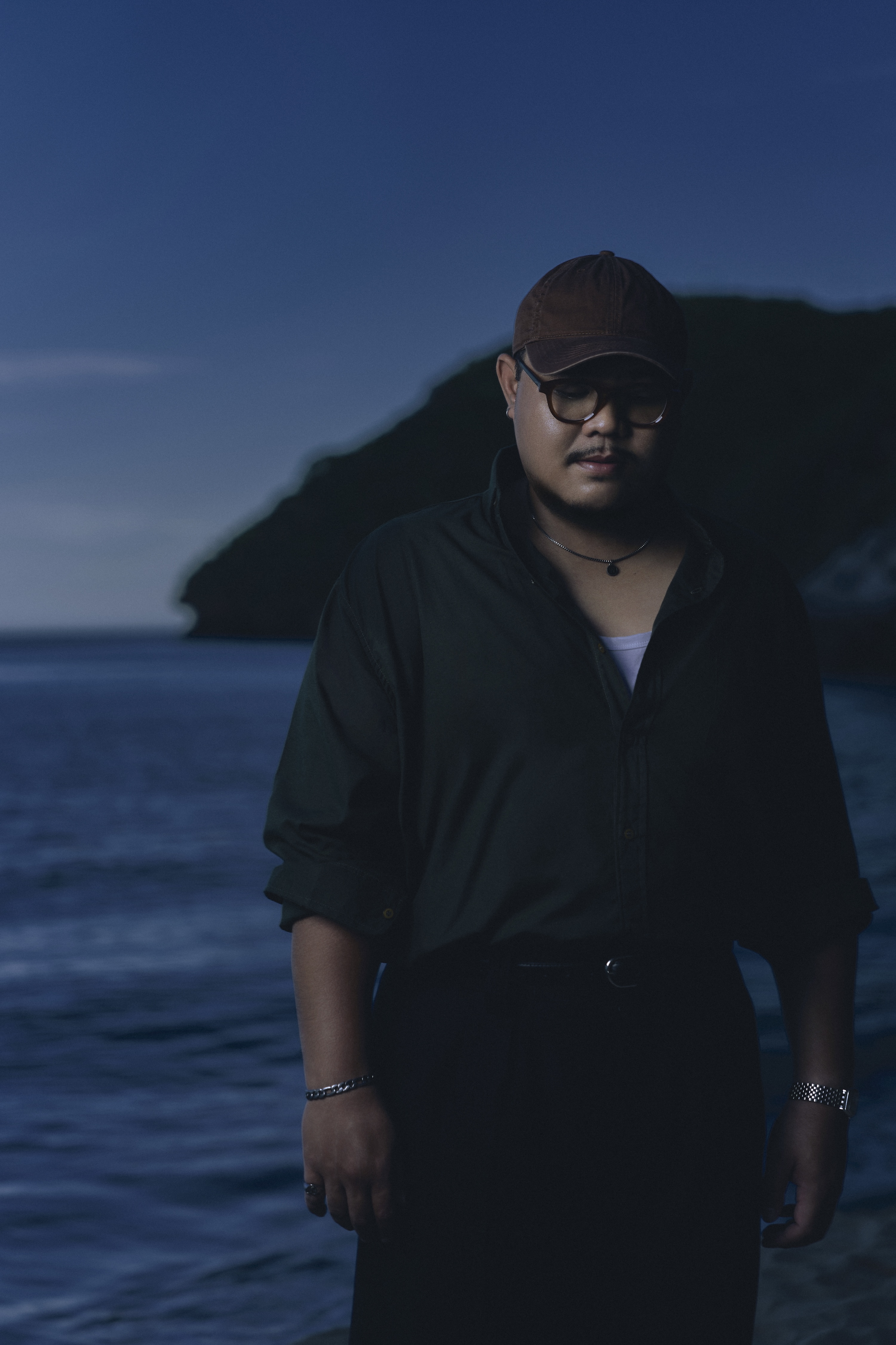 เพลงไทยเดิมระดับตำนานอย่าง ‘ลาวดวงเดือน’ ถูกนำมาตีความใหม่ด้วยดนตรี Pop และ R&B ร่วมสมัย  ผ่านเสียงนุ่มลึกจาก “fit aroon” ในเพลง “แม่ดวงจันทรา”