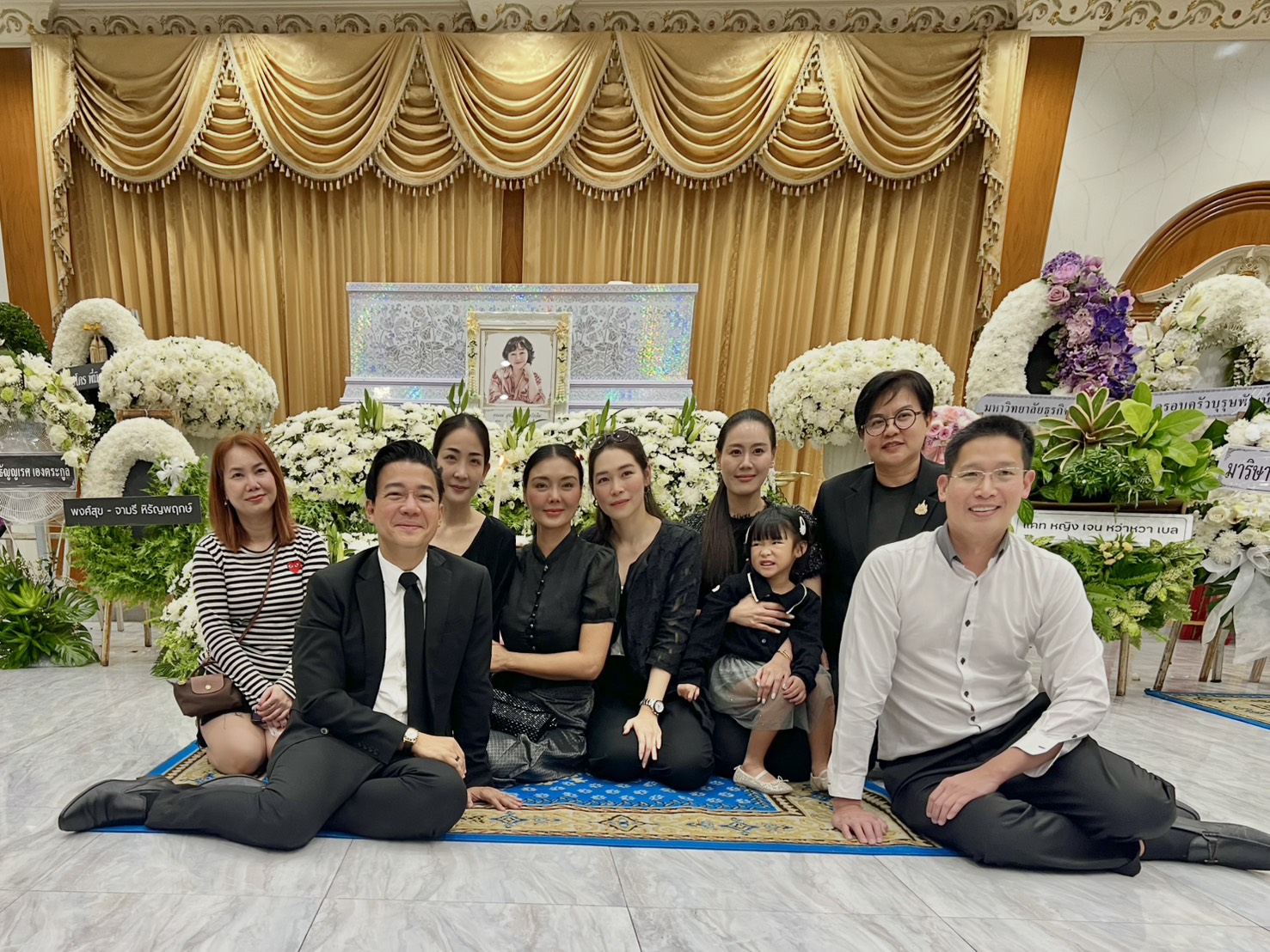 อาลัยอย่างสุดซึ้งกับการจากไปของ คุณแม่ภา - สุณัฏฐา ภูวะปัจฉิม คุณแม่ของ คุณปอ - ณฐมน ภูวะปัจฉิม อดีตศิลปินวง Teen 8 Grade Aและอดีตศิลปินวง JAMP  พิธีกรและนักแสดงชื่อดัง ซึ่งท่านได้จากไปอย่างสงบด้วยโรคมะเร็งปอดในวัย 73 ปี