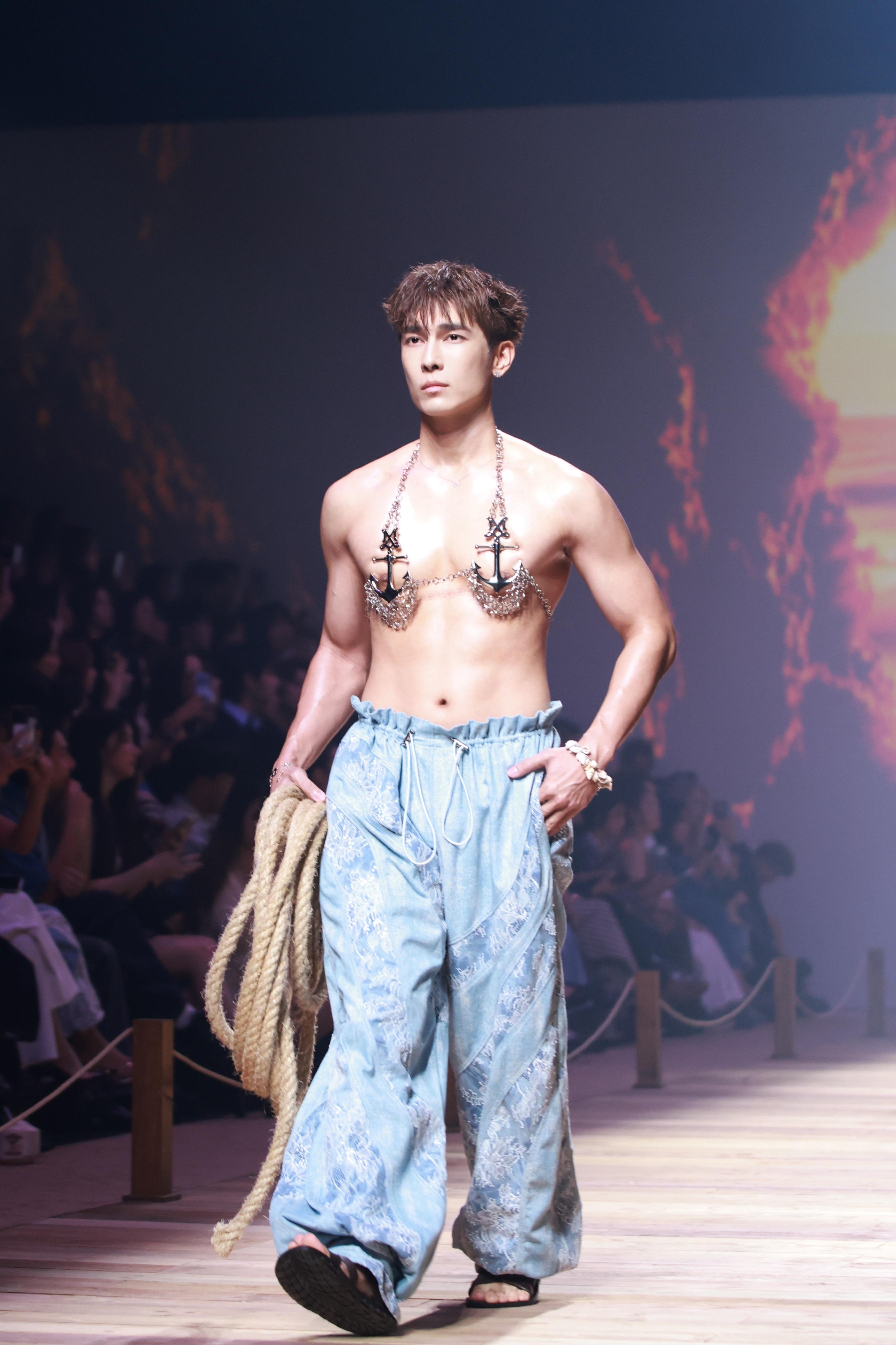 RUNWAY ON FIRE! “มิว ศุภศิษฏ์” ปล่อยดาเมจกลางรันเวย์ MERGE ใน BIFW 2026