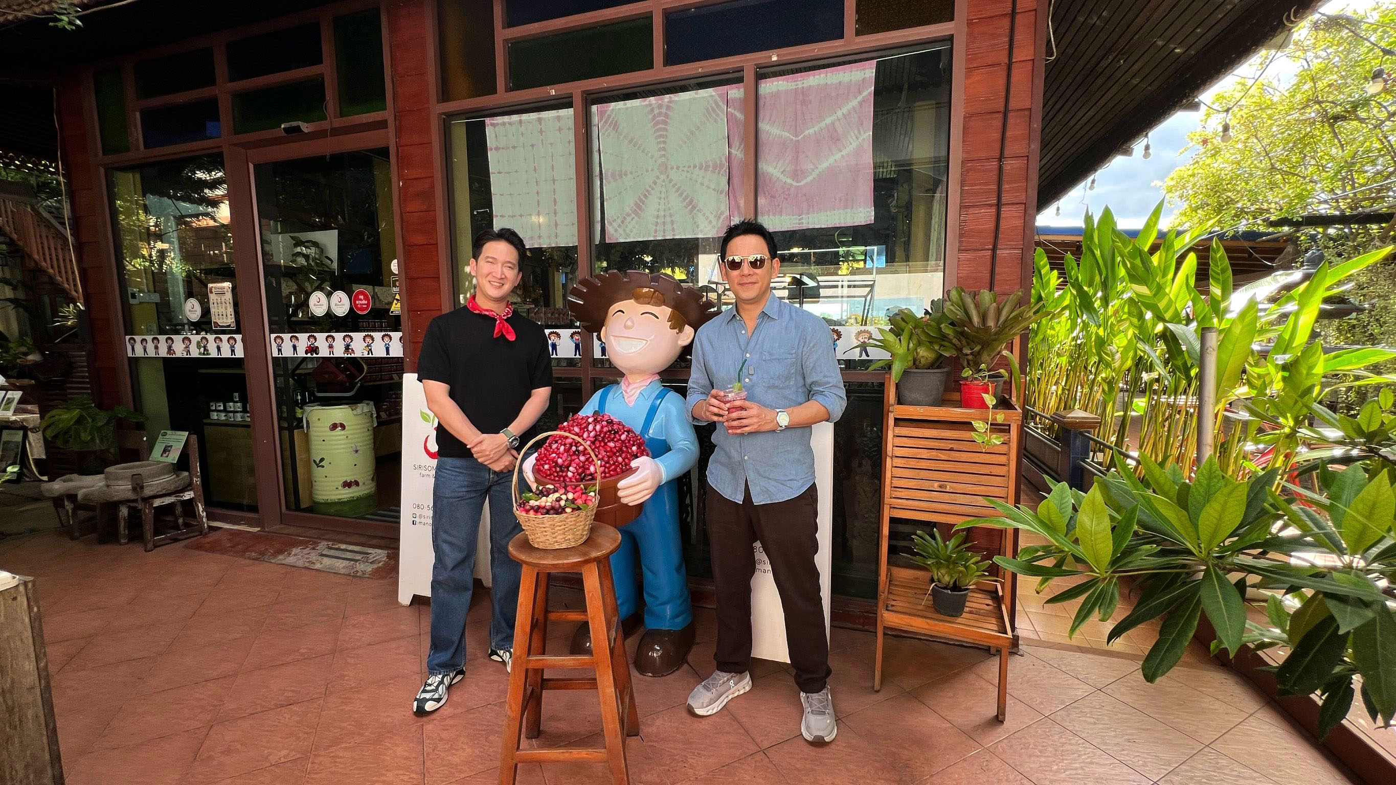 สายกินฟินเวอร์ “ฟลุค” เจอของดีอัมพวา  ผัดไทยมะนาวโห่–ไอติมชะคราม-ใบหนามพุงดอ