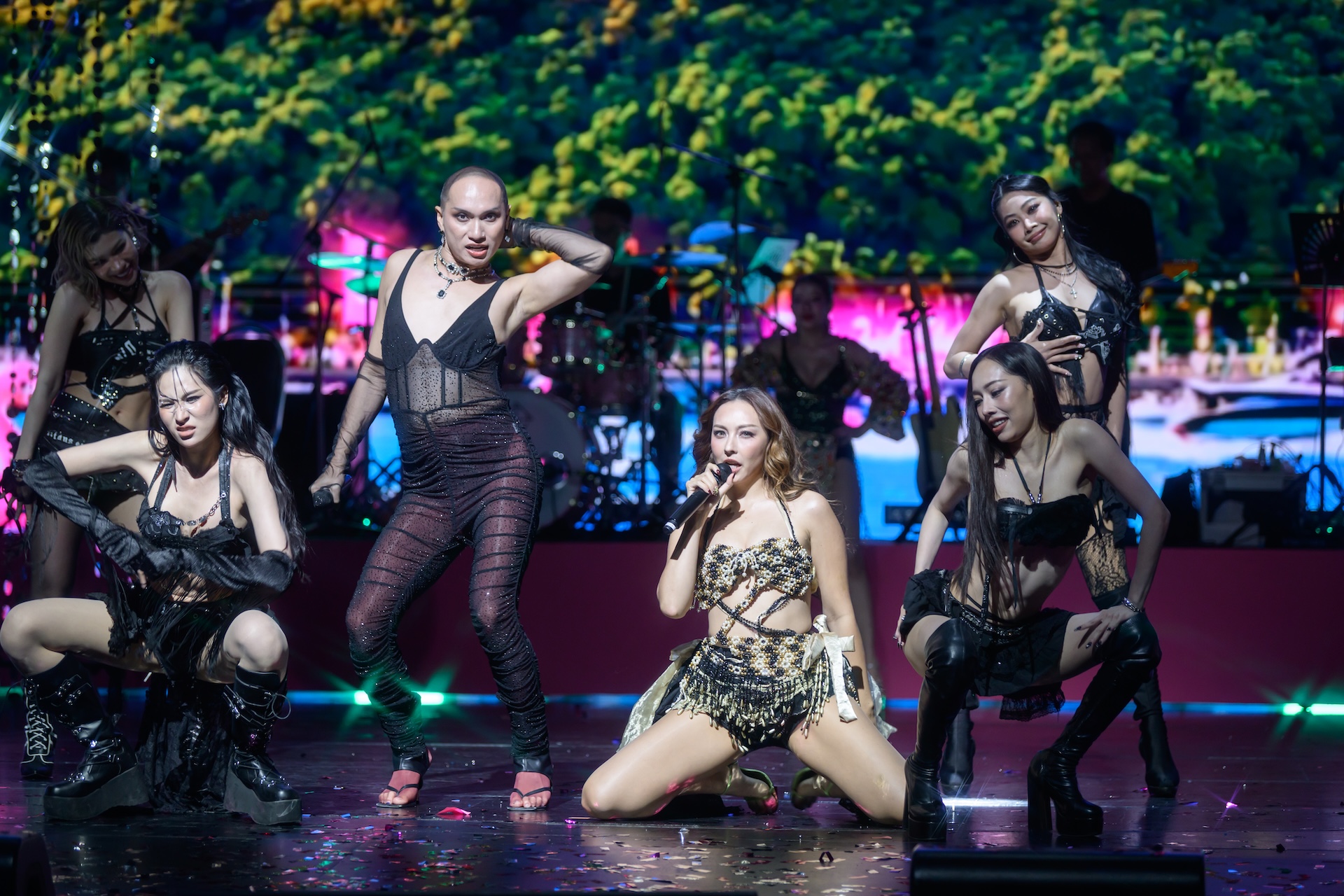 “ใบเตย อาร์สยาม” สุดปลื้ม! แฟนคอนในฝันเกิดขึ้นจริง  ขนเพลงฮิตจัดเต็ม 3 ชั่วโมง ตัวลูก–ตัวมัมรวมพลังแดนซ์สนั่นฮอลล์