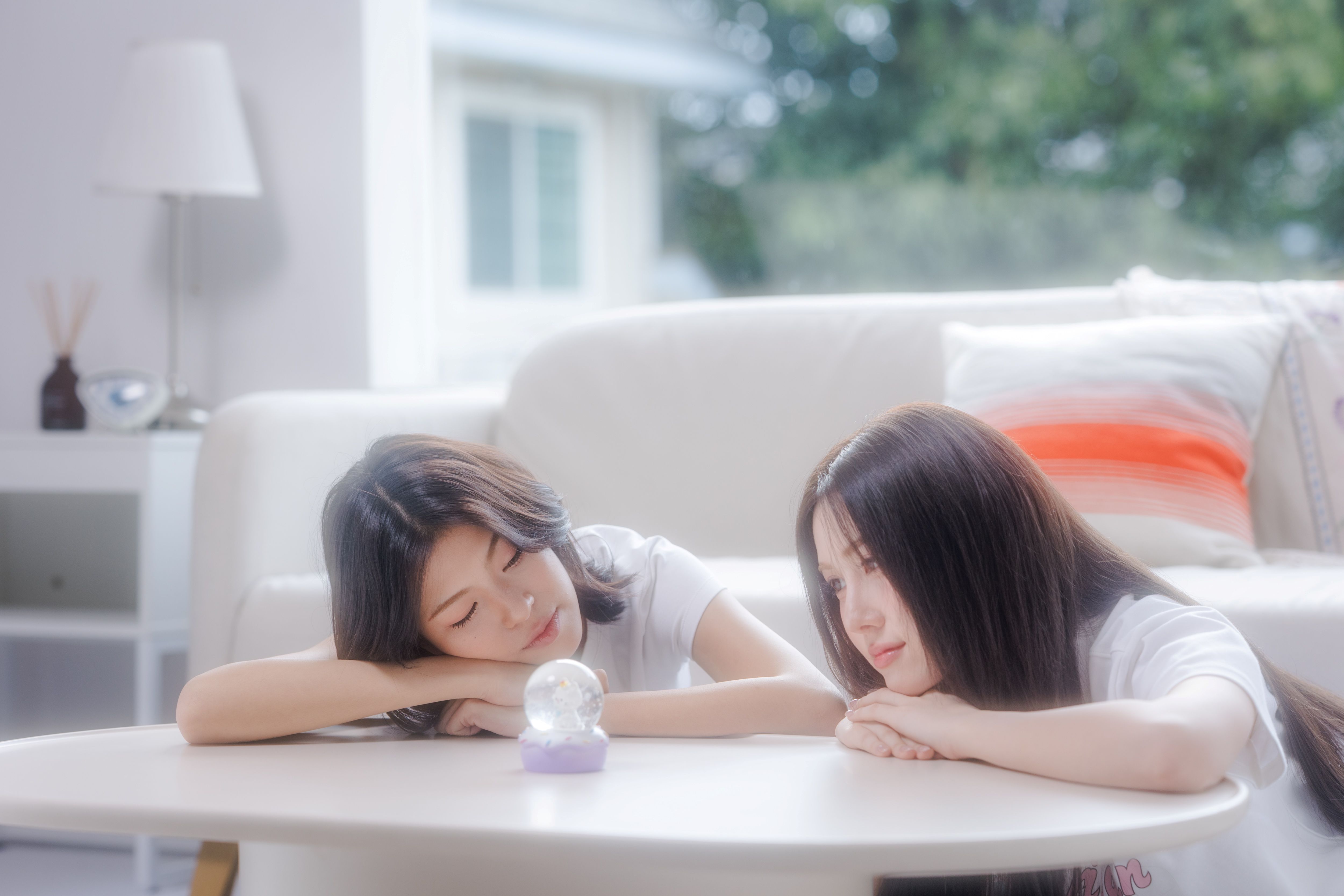 เปิดบ้านคู่ GL ใหม่! “ซินดี้–ตาต้า” ปล่อยเคมีหวานใน MV “FYI”  จากคนรักเก่าสู่โมเมนต์ชวนจิ้น ทำแฟนๆ ใจสั่น!