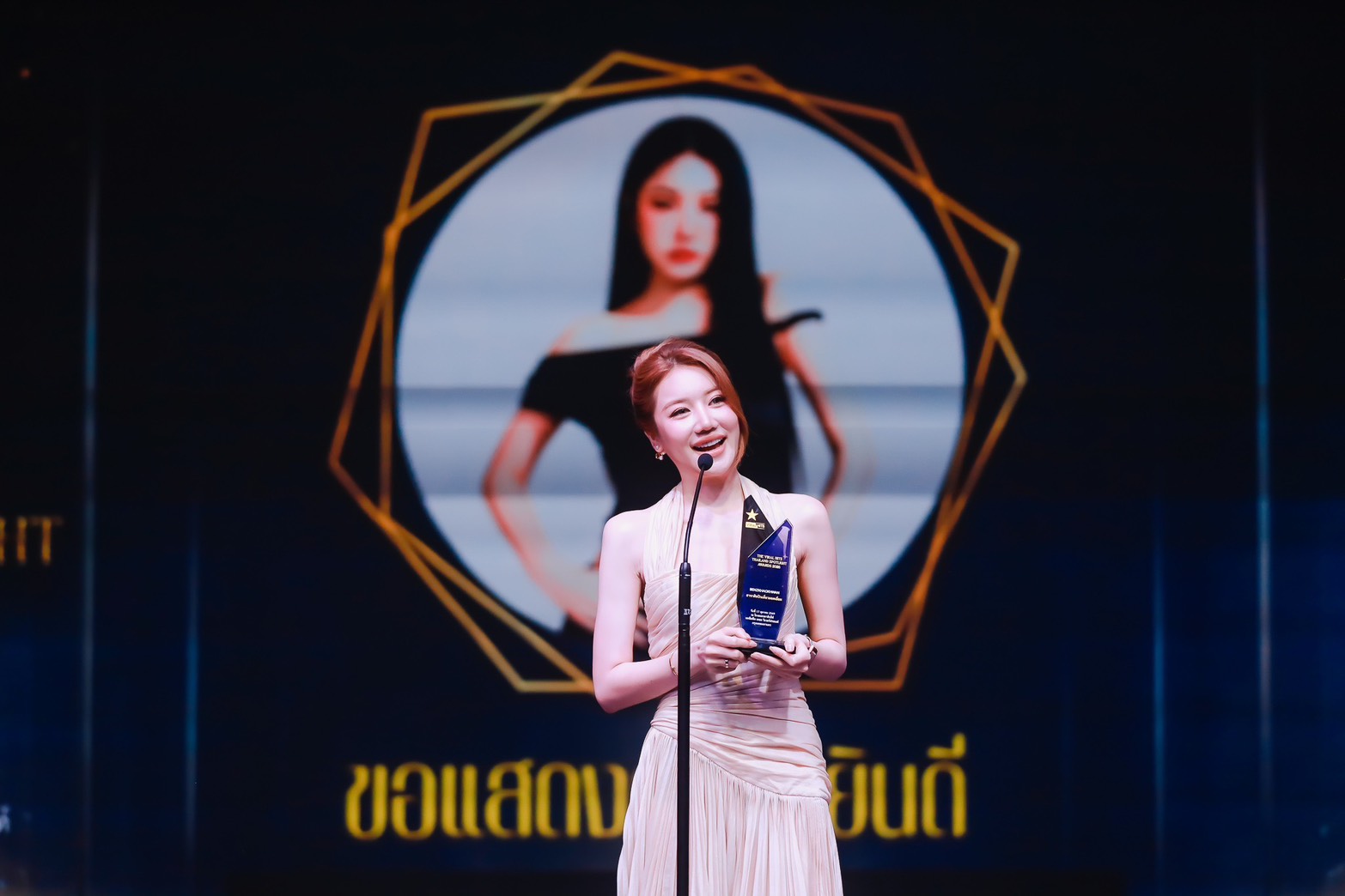 ยิ่งใหญ่สมเกียรติ! ทัพศิลปิน-ดารา-คนดังตบเท้าร่วมงาน The Viral Hits Thailand Spotlight Awards 2026 และ Asian Soft Power Awards 2026 ปีที่ 2 คับคั่ง รวมดาวบันเทิงไทย–เอเชียรับรางวัลเกียรติยศ